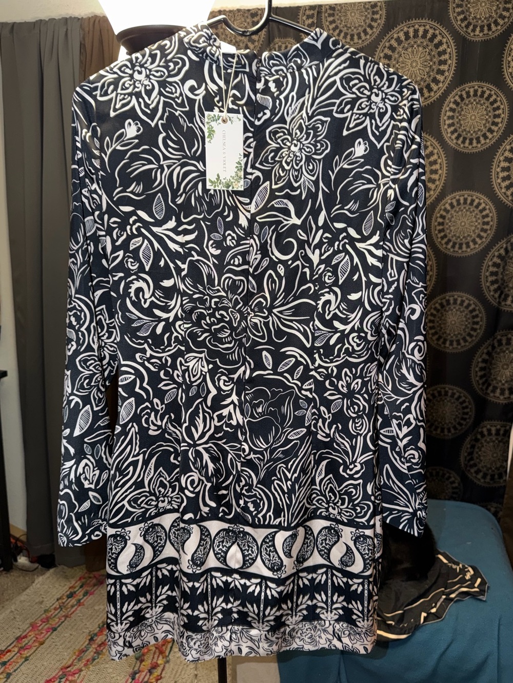 Chelsea & Violet Black and Ivory Floral Long-Sleeve Shift Dress Women’s Size 6
